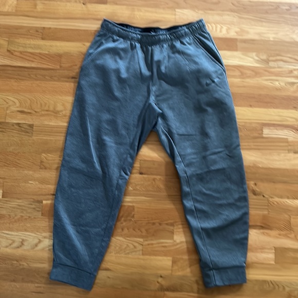 Men’s Nike DriFit sweatpants - Picture 2 of 5